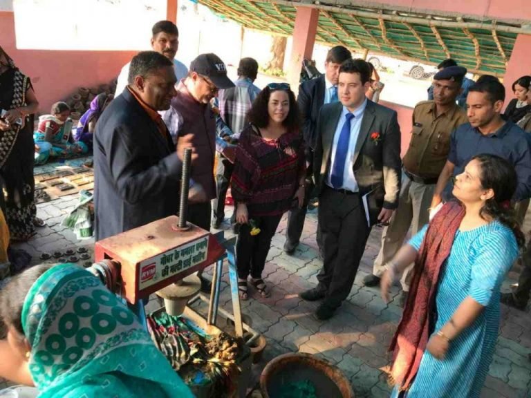 तीन अमेरिकी राजदूतों ने गौठान का किया निरीक्षण, महीनों पहले यहीं राजस्थान के सीएम गहलोत भी पहुंचे थे देखने