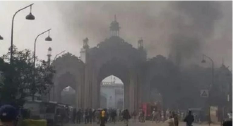 CAA PROTEST : यूपी की राजधानी लखनऊ में प्रदर्शनकारियों ने कुल 37 वाहनों में लगाई आग