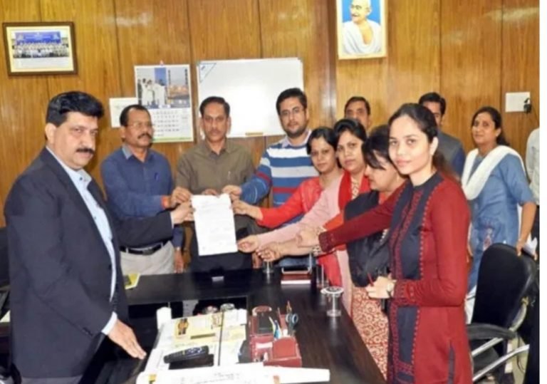 गुंडरदेही में S.D.M. आवास में कार जलाने की कोशिश.. समूचे राजस्व अमले ने लगाई कप्तान से सुरक्षा गुहार.. जुर्म दर्ज..