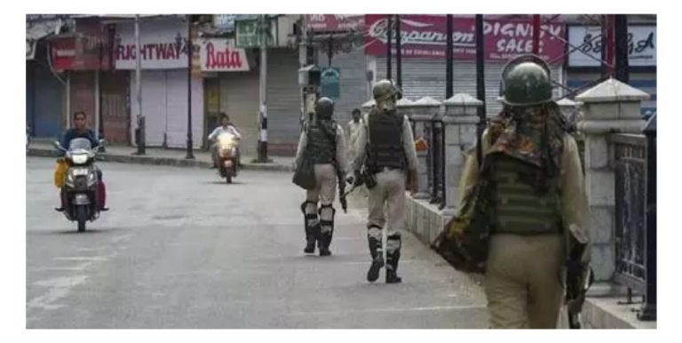 प्रशासन ने कर्फ्यू लगाया, राजधानी में मौजूद दो मंत्री विमान से तत्काल रवाना ..