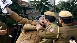 दिल्ली पुलिस की फेसबुक-ट्विटर को चिट्ठी, बंद करें 60 सोशल मीडिया अकाउंट्स