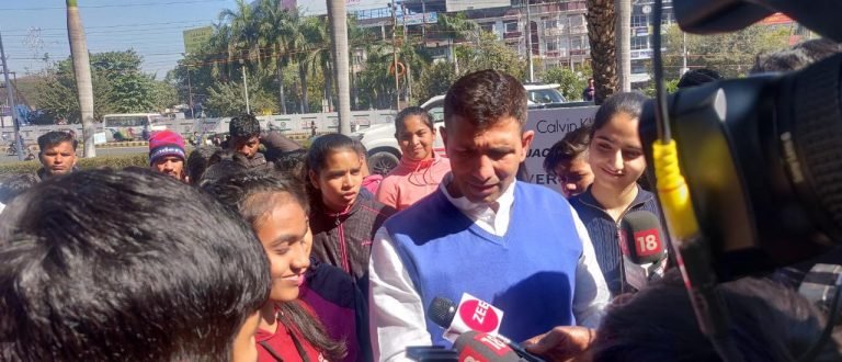 कमलनाथ के खेल मंत्री जीतू पटवारी ने देखी दीपिका की ‘छपाक’