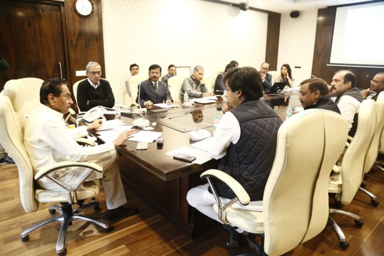 सीएम Kamal nath ने  मंत्रालय में शहरी और ग्रामीण क्षेत्रों के आवास योजना की समीक्षा