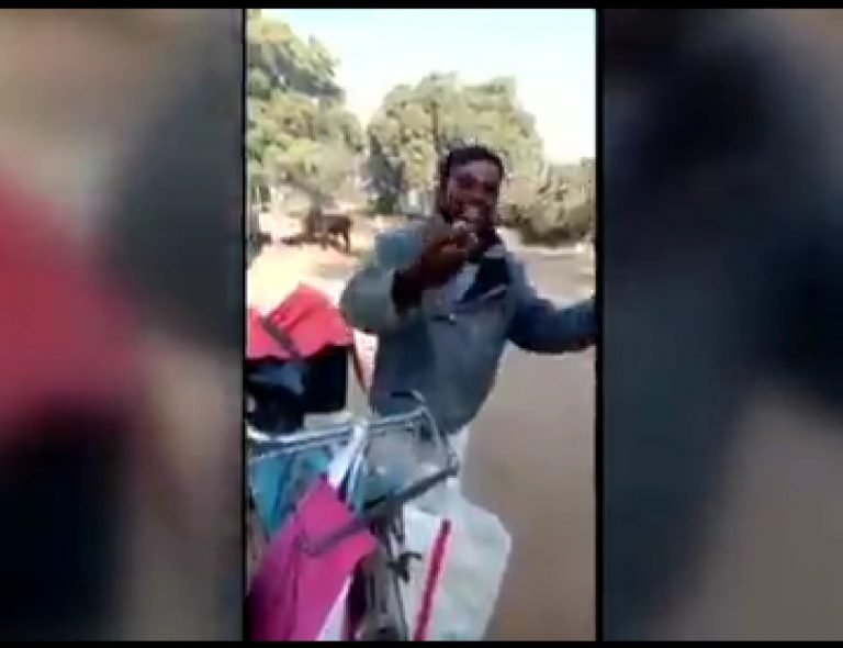 बुन्देली भाषा में लड्डू बेचता यह शख्स… खूब वायरल हो रहा वीडियो देखे…..