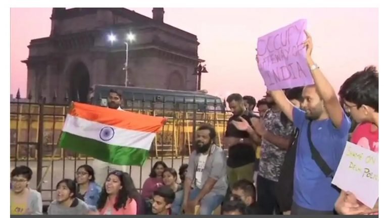 मुंबई से लेकर AMU तक छात्रों का हिंसा के खिलाफ विरोध प्रदर्शन