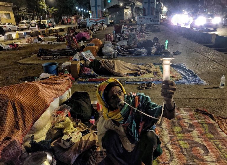 फ्लाईओवर के नीचे ओपन कैंसर वार्ड और गम्भीर मरीज, एक खबर से पसीजी मुंबई