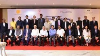 27 उद्योगपतियों से मिले उद्धव ठाकरे, कहा- महाराष्ट्र को आगे लेकर जाना है