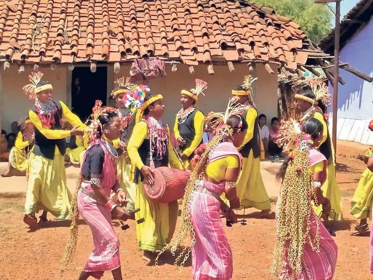 Chhattisgarh News In Hindi : Love whom, marry with the same: hold each other’s hands and dance on the beat of the mother, in the first sight, whoever falls in love, the freedom to choose the life partner | प्यार जिससे, शादी उसी से: एक-दूसरे का हाथ पकड़ मांदर की थाप पर करते हैं नृत्य, पहली नजर में जिससे प्रेम हो जाए, उसी को ही जीवन साथी चुनने की आजादी