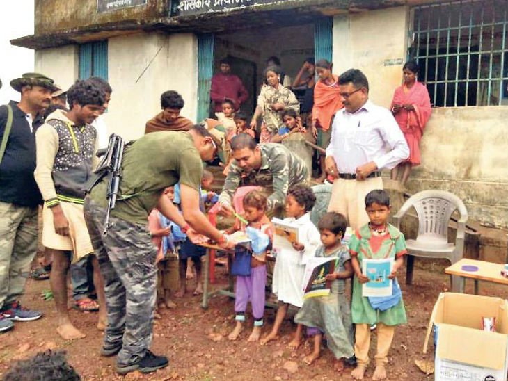 Chhattisgarh News In Hindi : Schools in 6 Naxal-affected villages were closed for 4 years, security forces reopened so that children can study in the village itself | नक्सल प्रभावित 6 गांव में 4 साल से बंद थे स्कूल, सुरक्षा बलों ने दोबारा खुलवाया ताकि गांव में ही पढ़ सकें बच्चे