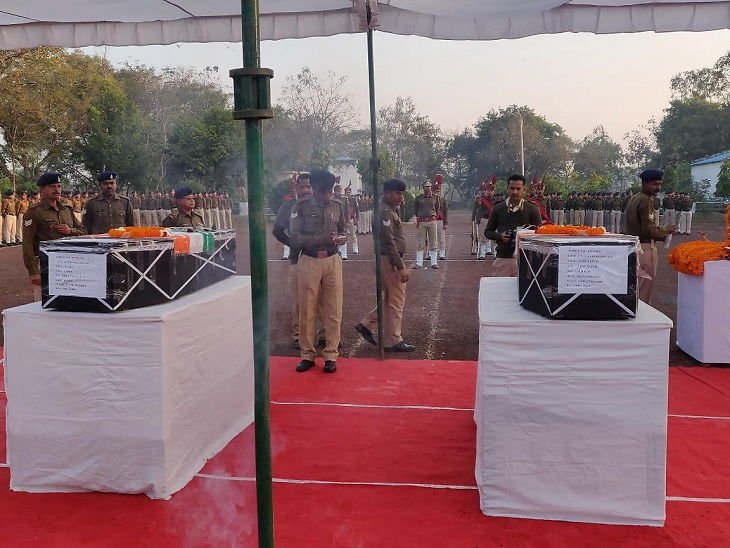 Chhattisgarh News In Hindi : Bijapur Naxal Encounter: Tributes paid to Martyred CRPF CoBRA battalion Purnanand Sahu, Vikas Kumar After soldiers | नक्सली मुठभेड़ में शहीद कोबरा बटालियन के जवानों को दी गई श्रद्धांजलि, पार्थिव शरीर गृहग्राम रवाना