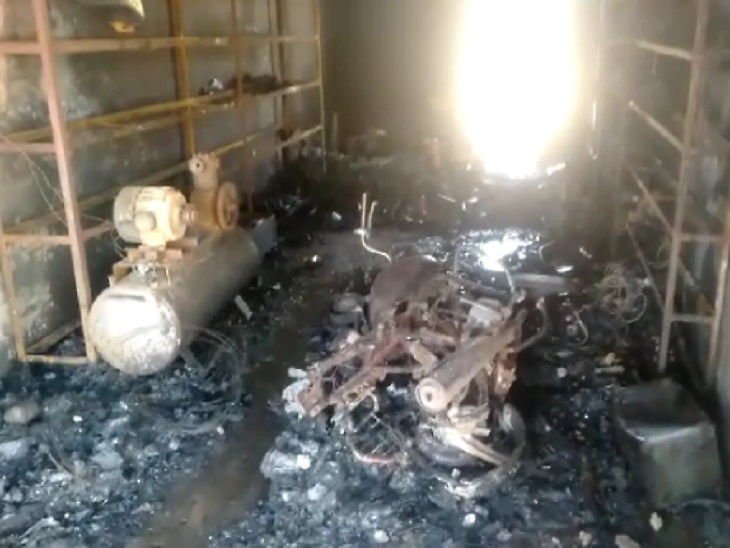 Chhattisgarh News In Hindi : Raigarh Auto Parts Shop Fire; Young Man Set Ablaze Auto Parts Shop in Chhattisgarh Raigarh district | ऑटो पार्ट्स की दुकान में युवक ने खुद पर पेट्राेल छिड़का और आग लगा ली; 45 सेकंड में घटना
