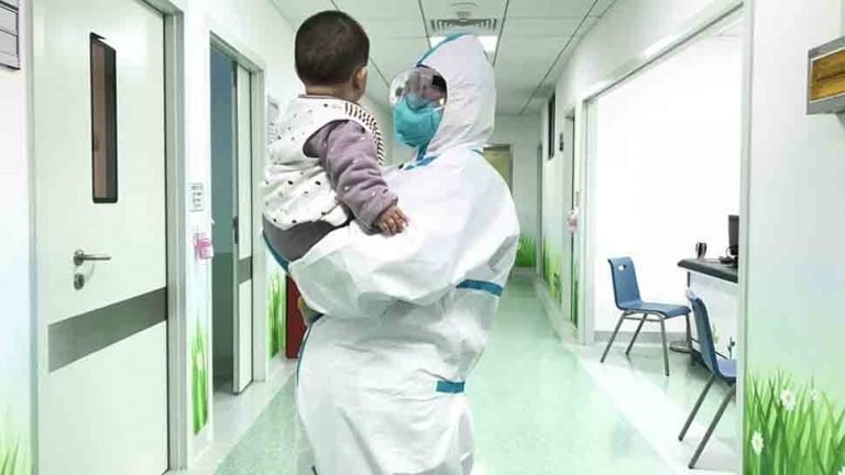 six month old baby diagnosed with deadly coronavirus and quarantined alone at a Wuhan hospital | पिता विदेश में और मां को कोरोनावायरस; अस्पताल ने संभाली 6 माह के मासूम की जिम्मेदारी
