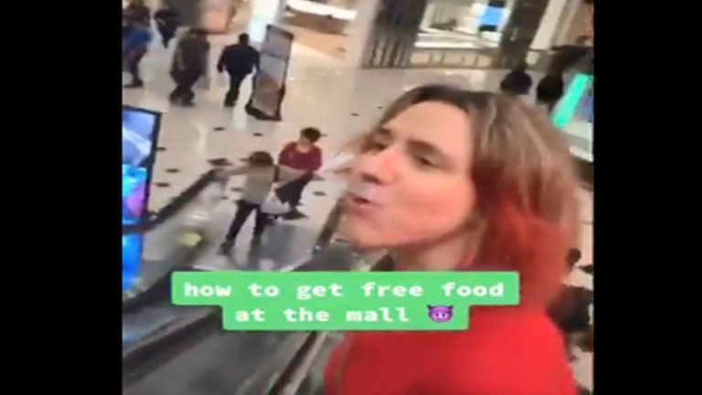 How to get Free food at the mall, Video Viral| मॉल में अनोखे अंदाज में अजनबी लड़की छीन रही खाना, VIDEO VIRAL