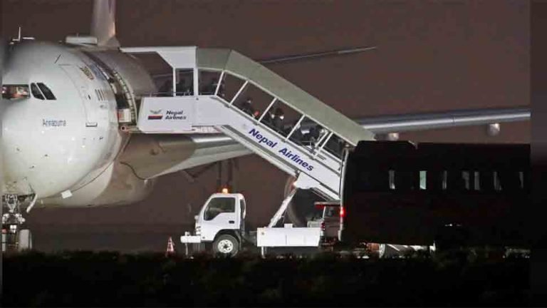 Nepal evacuates 175 citizens from Wuhan after coronavirus outbreak | अपने नागरिकों को बचाने के लिए नेपाल ने लगा दी जान की बाजी, चीन से 175 लोगों को निकाला