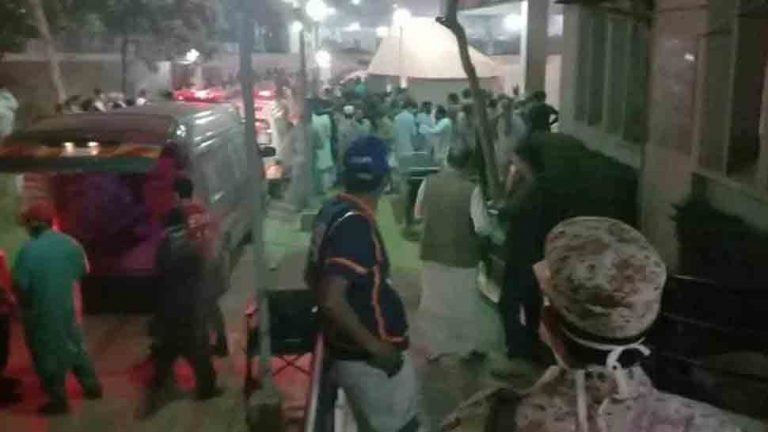 Keamari toxic gas leakage: 3 more die as toll reaches 8 | पाकिस्तान: जहाज से उतार रहे थे कंटेनर, तभी फैली जहरीली गैस, 8 की मौत 100 की हालत गंभीर