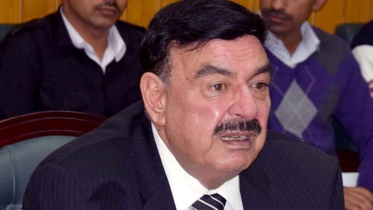 Pakistan Railway Minister Sheikh Rasheed Ahmad given a controversial statement | मौलाना पर आगबबूला हुए पाकिस्तान के रेल मंत्री, कहा- सरकार के खिलाफ धरना दिया तो धर लेंगे