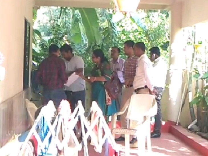 Chhattisgarh News In Hindi : Income Tax Raid in Raipur Mayor Ejaz House, Including Chhattisgarh IAS Officers, Saumya Chaurasia personal secretary of Chief Minister Bhupesh Baghel | मुख्यमंत्री भूपेश बघेल की पर्सनल सेकेट्री सौम्या चौरसिया के घर भी आयकर का छापा