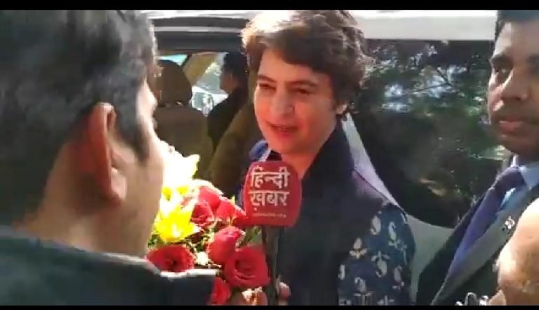 प्रियंका गांधी की गाड़ी के पीछे दौड़ा पत्रकार, देखिए उसे क्या मिला- Journalist ran behind Priyanka Gandhi’s car, see what he found