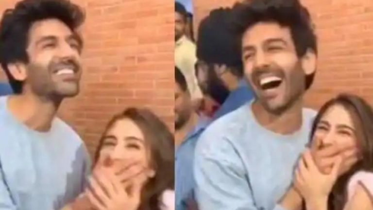 Sara Ali Khan And Kartik Aryan Love Aajkal 2 Video Viral On Social Media Instagram Laughing Kedarnath Simmba | सारा ने भरी महफिल में जोर-जोर से लिया कार्तिक का नाम, वायरल हो रहा है वीडियो