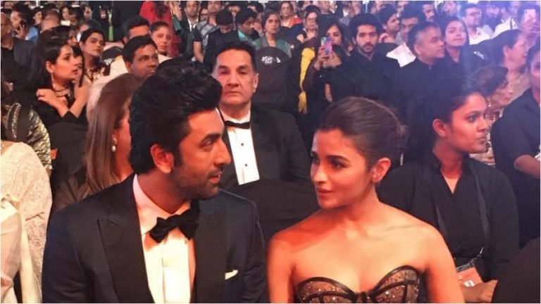 Ranbir Kapoor And Alia Bhatt Knot Hand At Filmfare Awards 2019 Got Best Actor And Best Actress Award | फिल्मफेयर अवॉर्ड्स 2019 के दौरान रणबीर ने थामा आलिया का हाथ, कैमरे के सामने दिए जमकर पोज