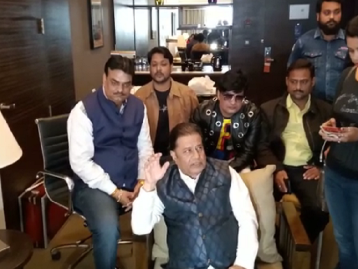 Chhattisgarh News In Hindi : Anoop Jalota gave statement on CAA law in Raipur city of Chhattisgarh | अनूप जलोटा बोले- सीएए नागरिकता देने का कानून, हम चाहते हैं कि पाक पीएम इमरान खान भी भारतीय बन जाएं