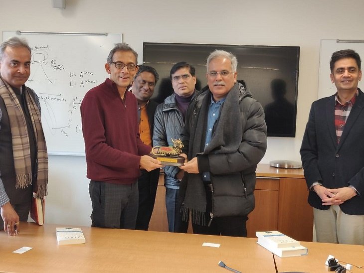 Chhattisgarh News In Hindi : Abhijit Banerjee Nobel | CM Bhupesh Baghel Speaks To Abhijit Banerjee Over Economic Development, Invites to visit Chhattisgarh Raipur | अर्थशास्त्री प्रो. अभिजीत ने कहा- मॉनिटरिंग पर जोर दे सरकार, मुख्यमंत्री बघेल ने प्रदेश आने का न्योता दिया