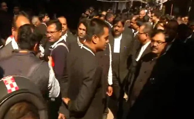 Explosion At Lucknow Court, 2 Lawyers Injured, 3 Bombs Recovered – लखनऊ कोर्ट में विस्फोट, दो वकील जख्मी, 2 जिंदा बम बरामद