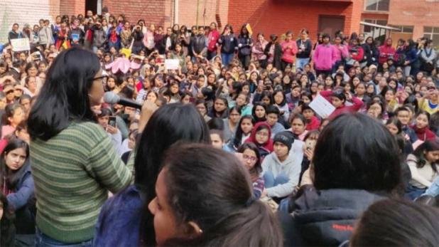 गार्गी कॉलेजः DCW ने छात्राओं से छेड़खानी के मामले में दिल्ली पुलिस को भेजा समन – Gargi college delhi university students protest molestation dcw swati maliwal