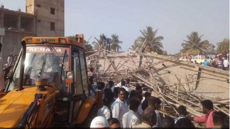 Under Construction Building Collapses In Kumareshwar Nagar Karnataka | कर्नाटक में इमारत ढहने से एक की मौत, मलबे में 80 लोगों के दबे होने की आशंका