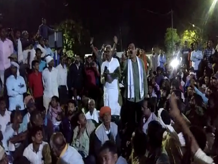 Chhattisgarh News In Hindi : In Kawardha, the farmers staged a protest in front of the Collector’s office, they are upset due to non-sale of paddy | बोरियों की कमी के चलते नहीं बिक रहा धान, किसानों ने कलेक्टर को दफ्तर में घेरा