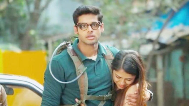 Bollywood Actress Bhagyashree Son Abhimanyu Dasani Is Going To Debut From Mard Ko Dard Nahi Hota Ranveer Singh Video Punch | रणवीर सिंह ने आखिर क्यों मारा भाग्यश्री के बेटे अभिमन्यु को मुक्का?