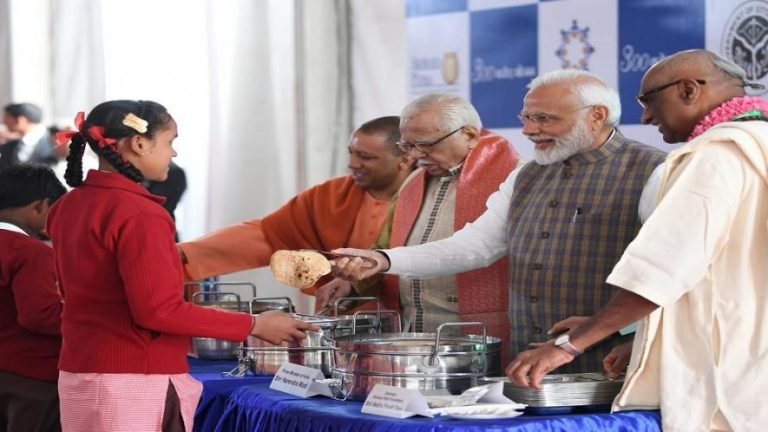 Such Answer Given To Pm Modi By A School Girl While Serving Akshay Patra Meal Video Goes Viral Pa | छात्र ने पीएम मोदी को ये क्या कह दिया कि पीएम चुप हो गए!