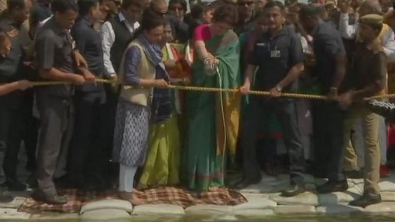 Priyanka Gandhi Arrives In Prayagraj Live Updated Starts 3 Day Long Ganga Yatra Lok Sabha Election 2019 Congress Pm Modi Rahul Gandhi Bjp Ss | प्रियंका गांधी की गंगा यात्रा शुरू, नाव से प्रयागराज के मनइया पहुंची