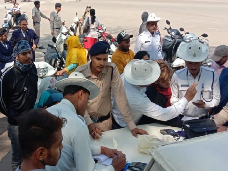 Chhattisgarh News In Hindi : Helmet Checking; Raipur Helmets Checking Latest News and Updates On Chhattisgarh Traffic Police | ट्रैफिक नियमों के पालन को लेकर रायपुर पुलिस हुई सख्त तो पुलिसकर्मियों से ही भिड़ने लगे लोग