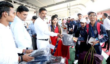 आदिवासी अंचल के प्रतिभाशाली बच्चे भारत दर्शन के लिये रवाना