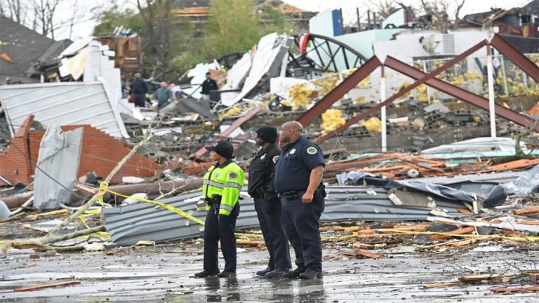 Tornadoes Kill 25 in Tennessee, in Nashville Area america | अमेरिका के इस राज्य में लगा आपातकाल, 73,000 से ज्यादा घरों की बत्ती हुई गुल, 25 की मौत