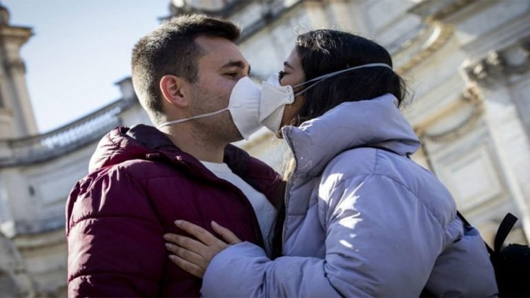 Coronavirus: This country banned hugs and kisses | प्रेमियों के लिए कोरोना बना विलेन, लगी ये काम करने की पाबंदी