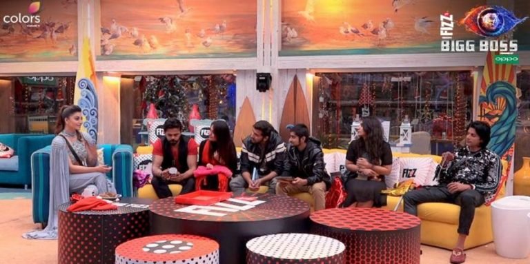 Bigg Boss 12 Written Update Urvashi Rautela Becomes Secret Santa For Christmas Celebration In Bigg Boss House | Bigg Boss 12 Wriiten Update : हॉट हसीना उर्वशी रौतेला बनी सीक्रेट सैंटा, घरवालों की मुरादें की पूरी