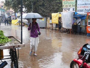 बेमौसम बारिश के साथ ओले गिरने से किसानों की बढ़ी परेशानी