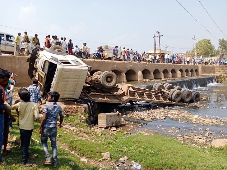 Chhattisgarh News In Hindi : Mother and Her Son Killed as Scooty-Trailer Road Accident Today In Chhattisgarh Kawardha National Highway-30 | ट्रेलर ने मोपेड सवारों को मारी टक्कर, बेकाबू होकर नदी में पलटा, 4 घायल