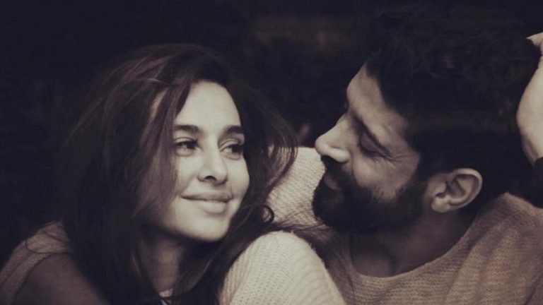 Shibani Dandekar And Farhan Akhtar Shared A Same Picture On Instagram Written In Cation Three Six Five Anniversary Social Media | फरहान और शिबानी ने की एक जैसी तस्वीर शेयर, क्या रिश्ते को हो चुका है 1 साल?