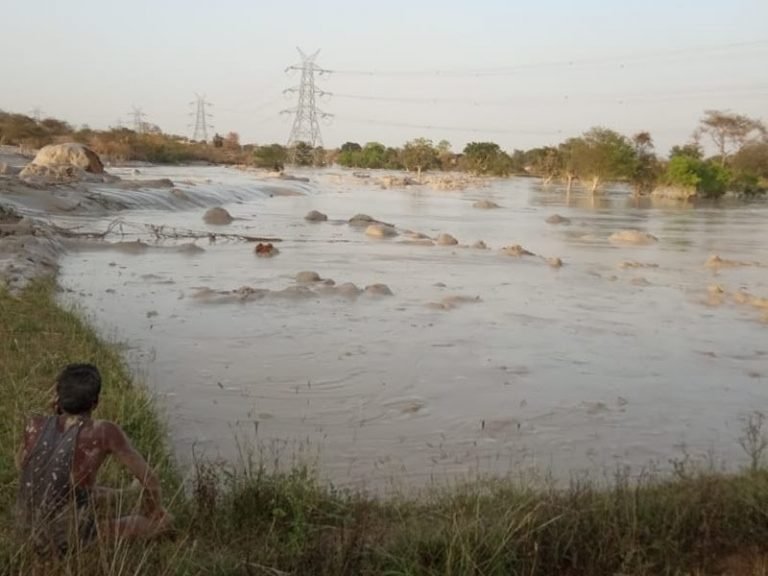 रिलायंस का राखड़ बांध फटा, तीन गांव में भरा मलबा