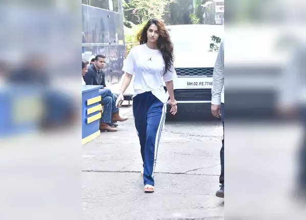 स्लिपर्स पहन पहुंचीं सेट पर