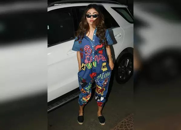 डेनिम जंपसूट पहनी थीं मौनी