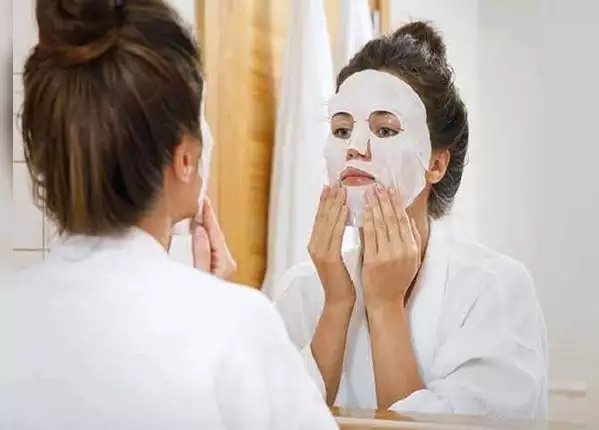 ऐसे यूज करें शीट मास्क