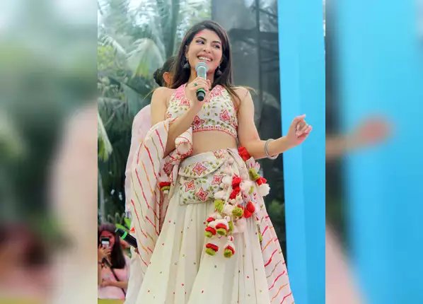 लटकन ने बढ़ाई लहंगे की खूबसूरती