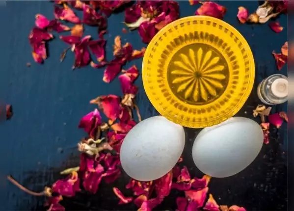 ​बालों में लगाएं अंडा