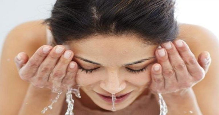 रात में चेहरा धोकर सोना क्‍यों है जरूरी – why washing face is necessary at night in hindi