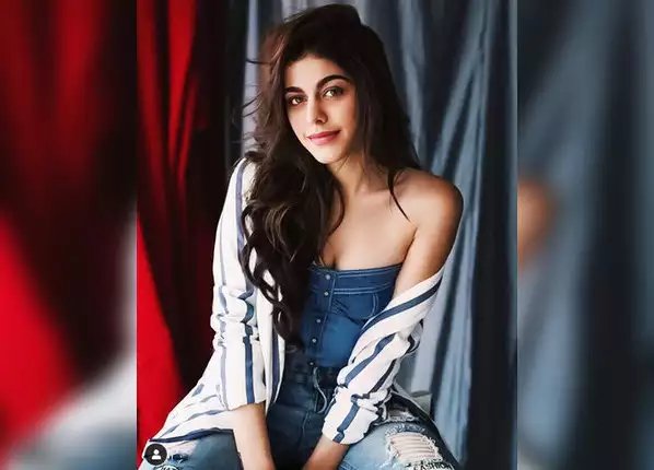 डेनिम टाइट्स संग वूलन श्रग