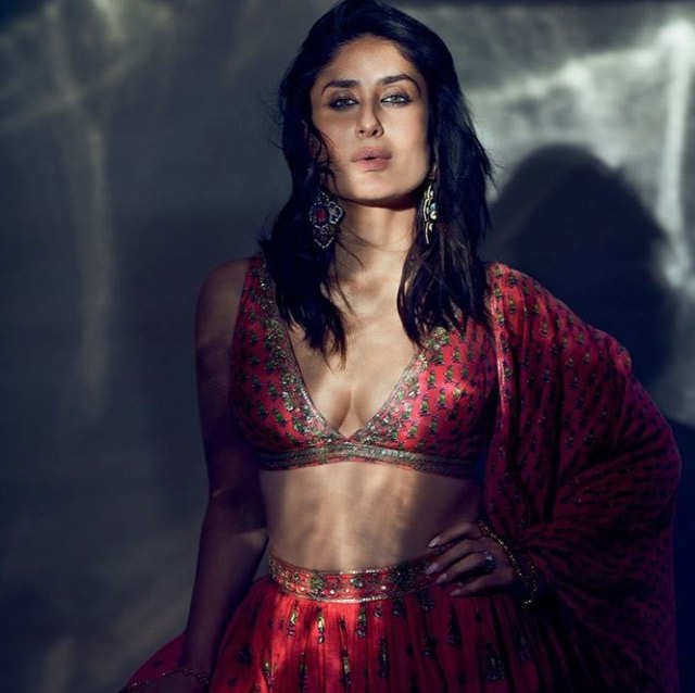 रेड बोल्ड ब्लाउज और लहंगे में करीना रेड बोल्ड ब्लाउज और लहंगे में करीना